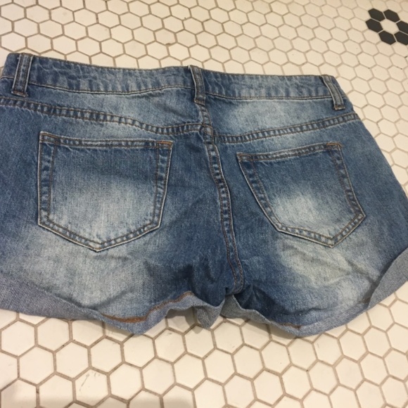Cute cuffed & ripped jean shorts - Picture 2 of 3